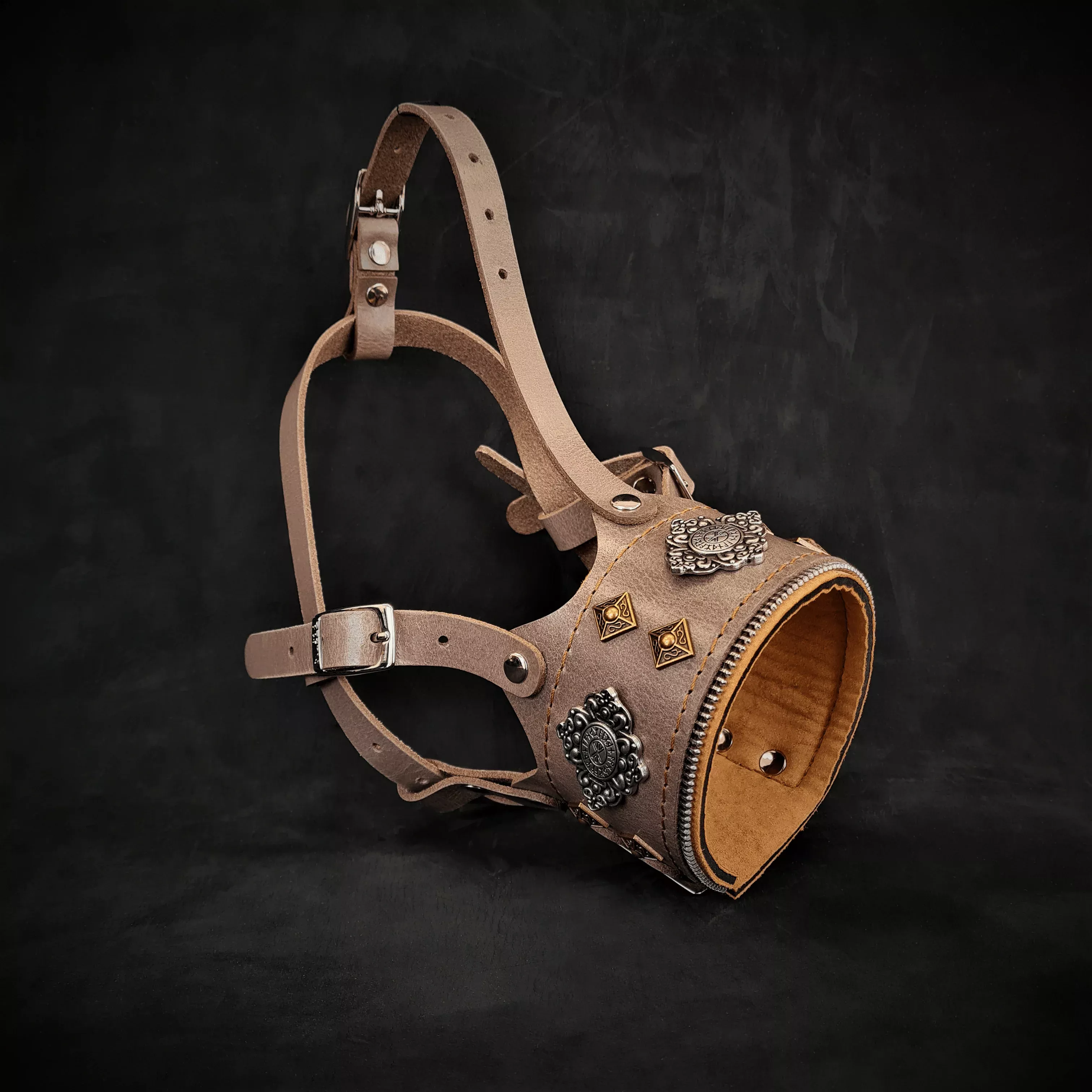 aztec-leather-muzzle-grey The “Aztec” leather muzzle Grey