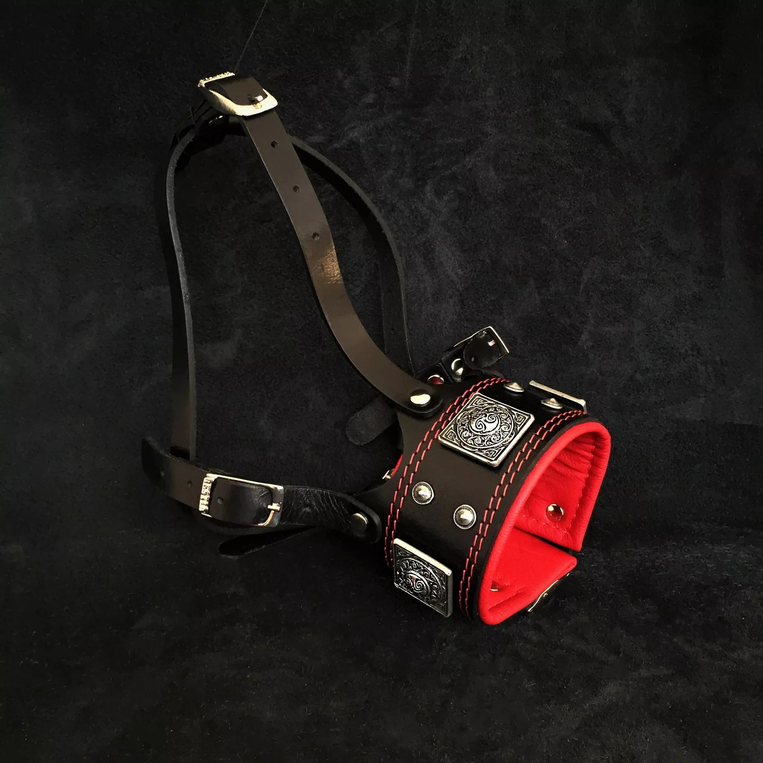 eros-muzzle-black-red The "Eros" muzzle black & red